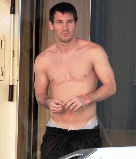 Lionel Messi Weight: 67 kgs (148 pounds) .